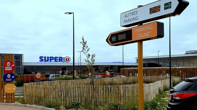 Les Sentiers du Marais, supermarché bioclimatique à Saint-Jean-de-Monts : le parking drainant